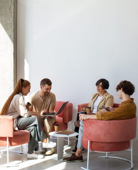 Šiuolaikinė darbo erdvė, rodanti nuotolinio darbo aplinką